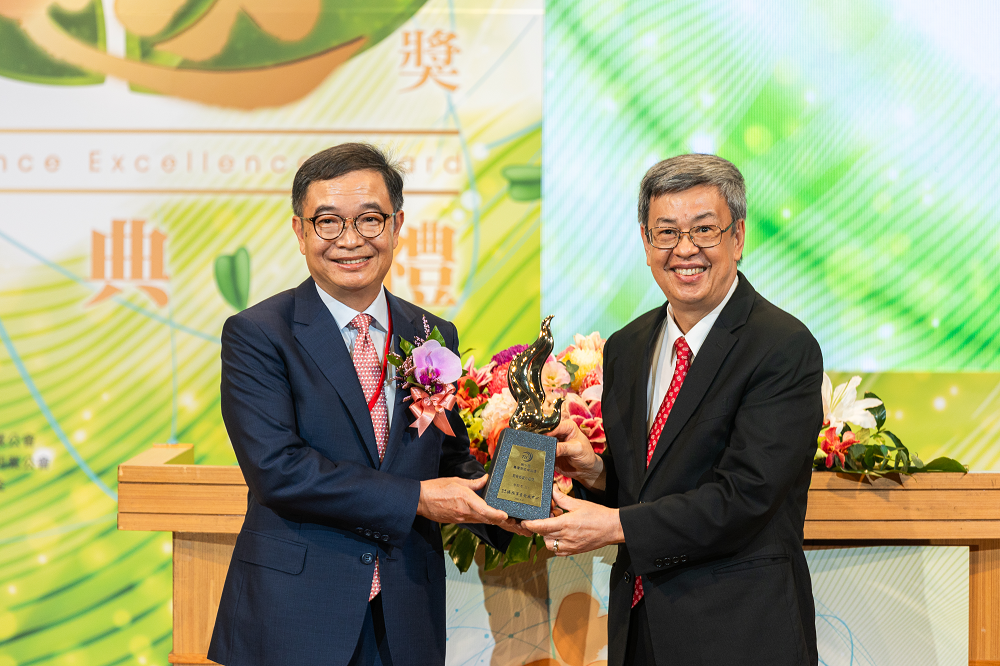陳建仁院長頒發終身成就卓越獎