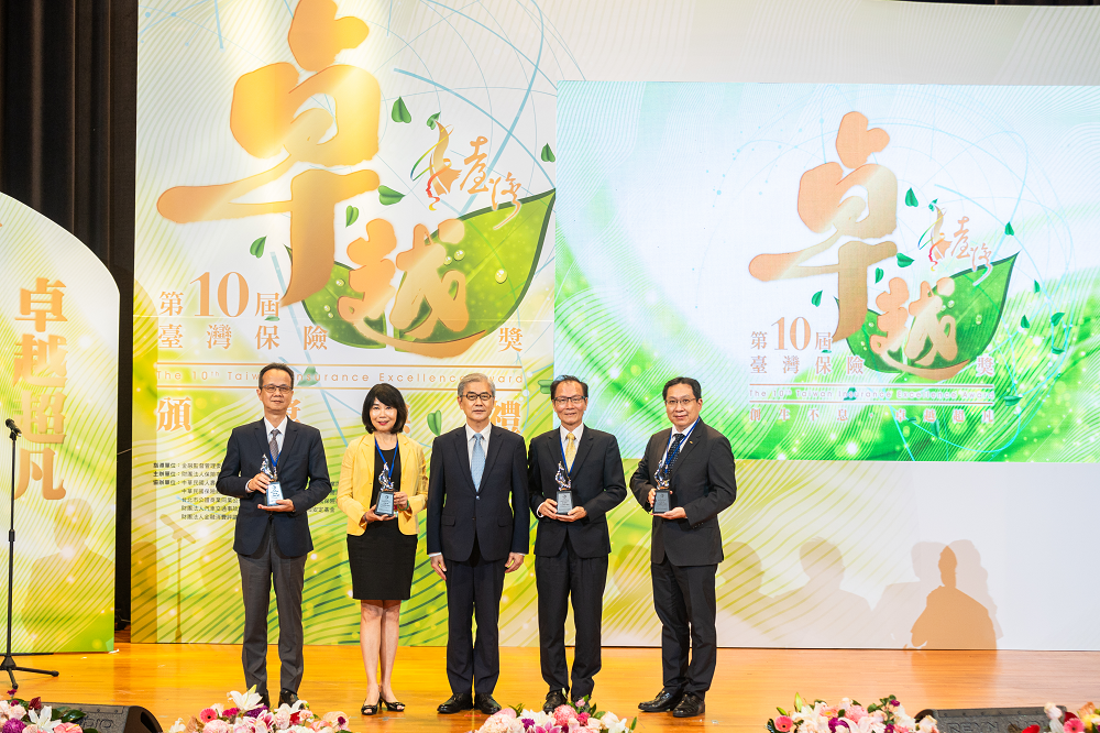 金管會黃天牧主委與公益關懷卓越獎銀質獎得主合影
