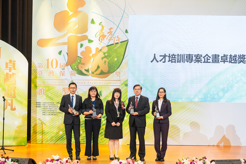 行政院消保處鍾瑞蘭處長與人才培訓專案企畫卓越獎銀質獎得主合影