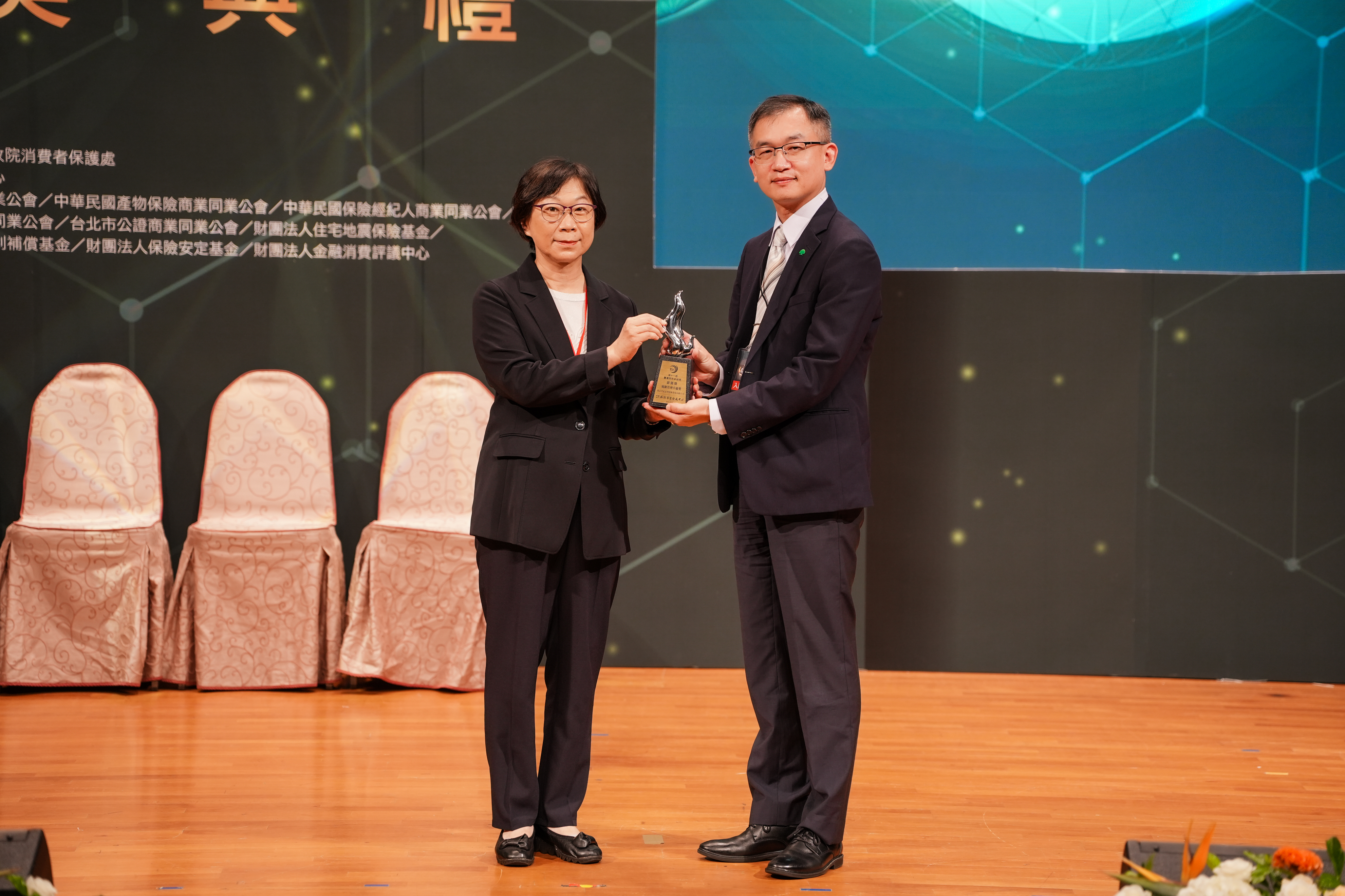 金管會保險局王麗惠局長與風險管理卓越獎銀質獎得主合影