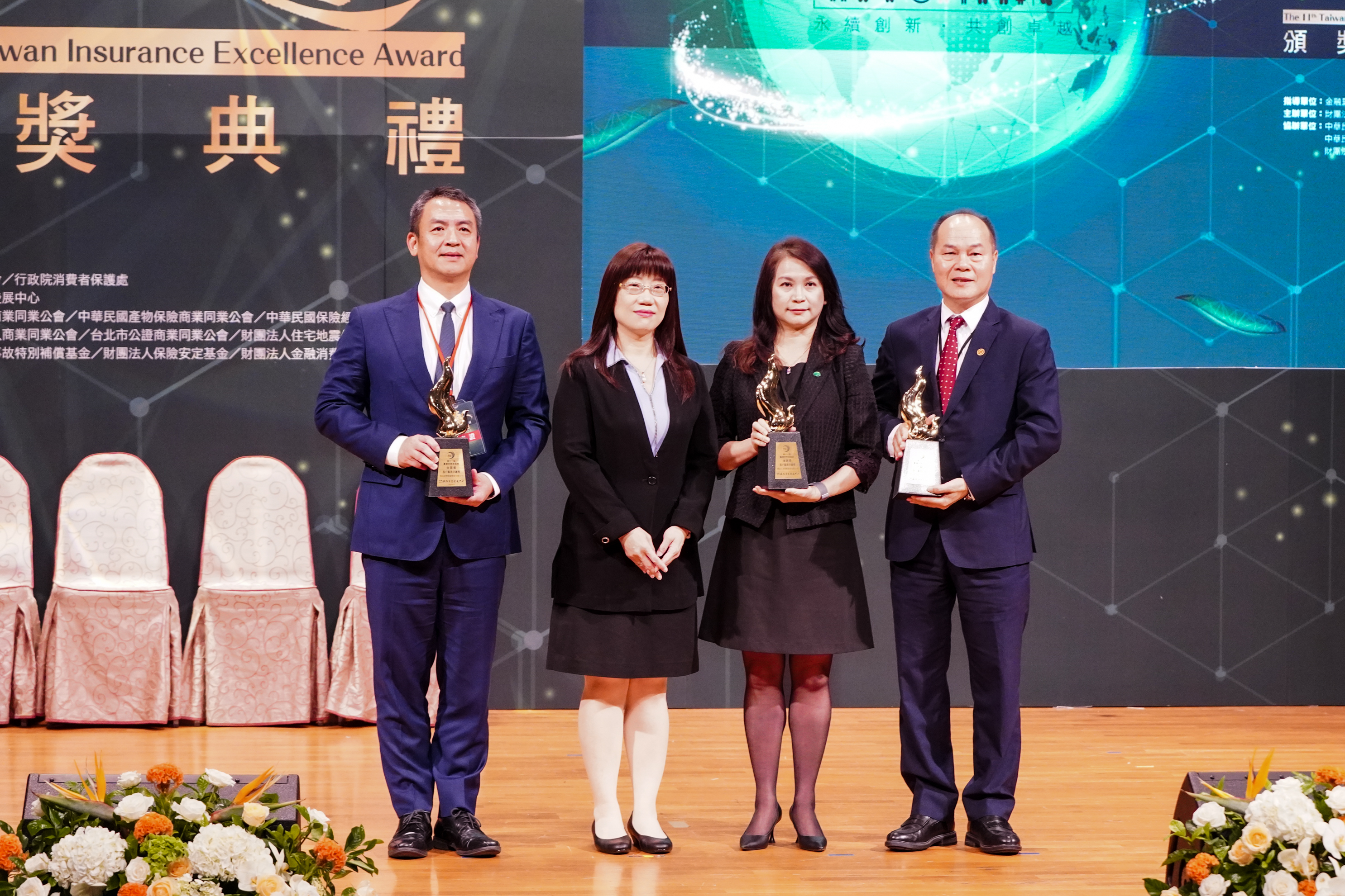 行政院消保處鍾瑞蘭處長與保戶服務卓越獎金質得主獎合影