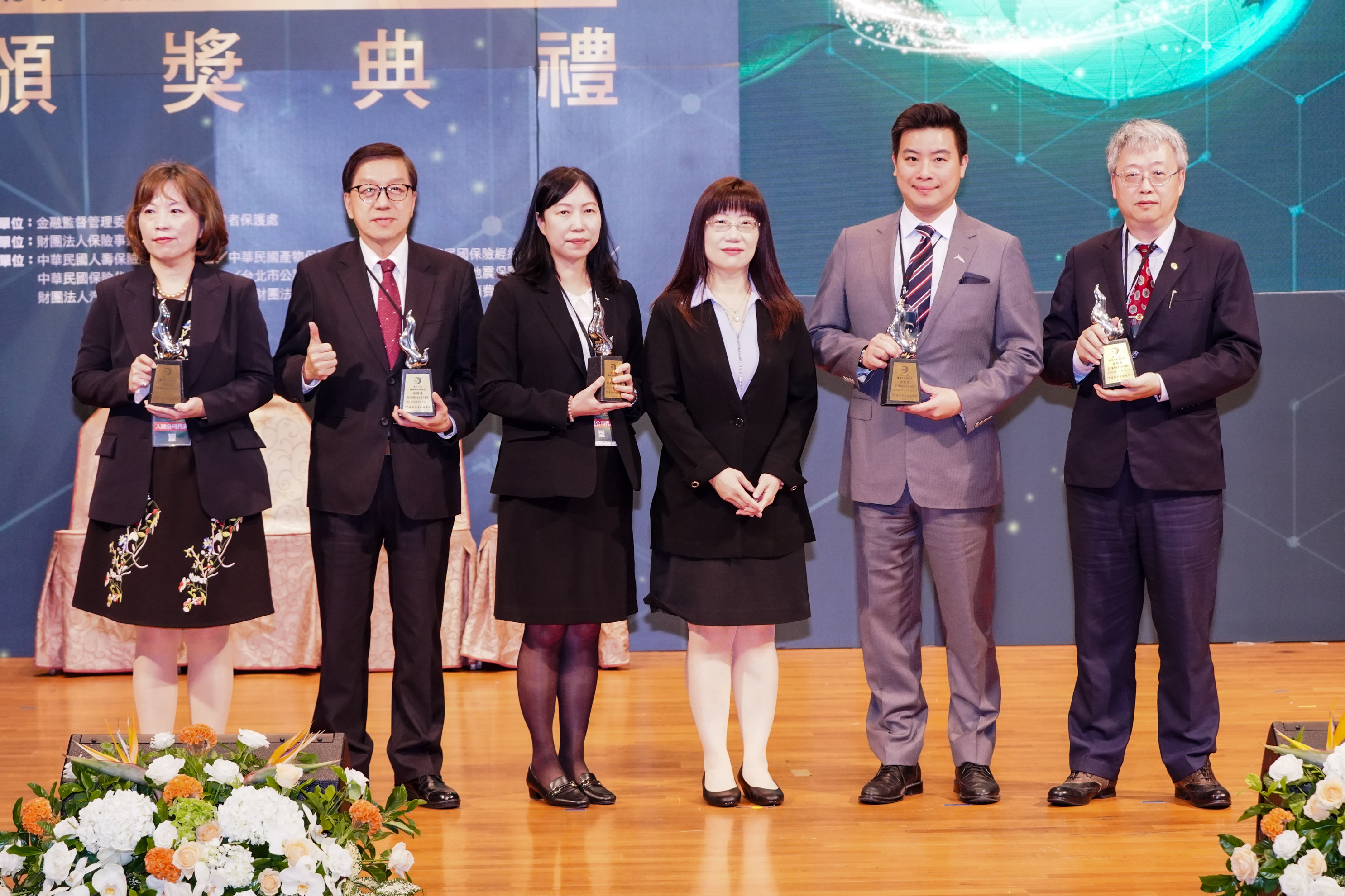 行政院消保處鍾瑞蘭處長與保戶服務專案企畫獎銀質獎得主合影