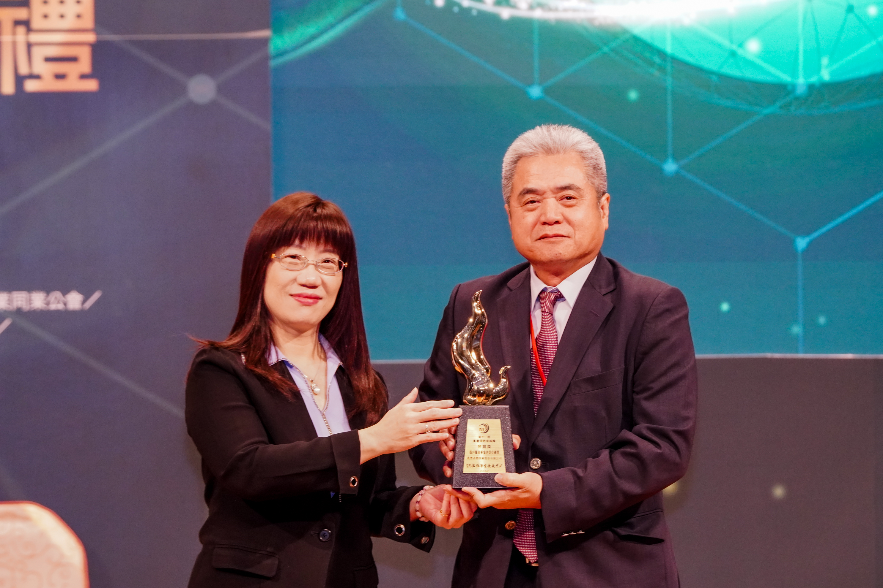 行政院消保處鍾瑞蘭處長與保戶服務專案企畫卓越獎金質獎得主合影