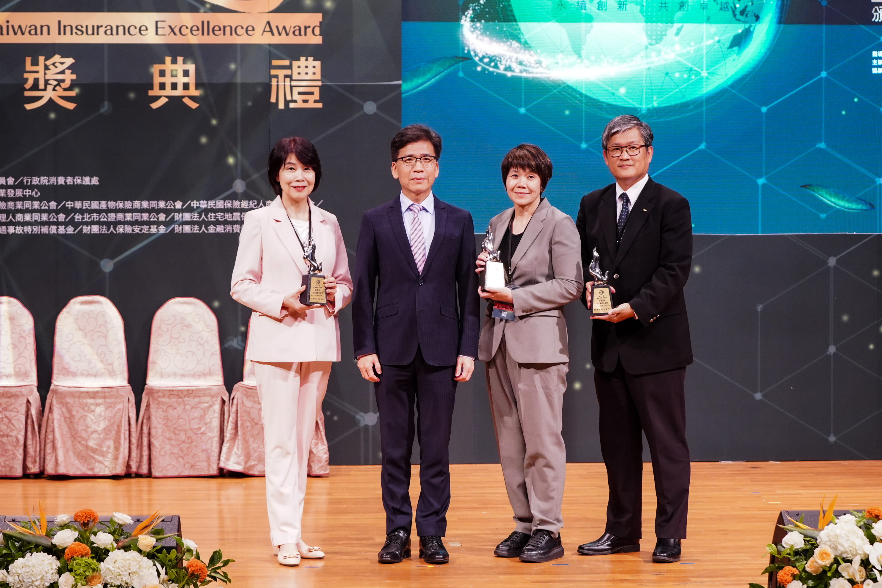 金管會彭金隆主委與公益關懷卓越獎銀質獎得主合影