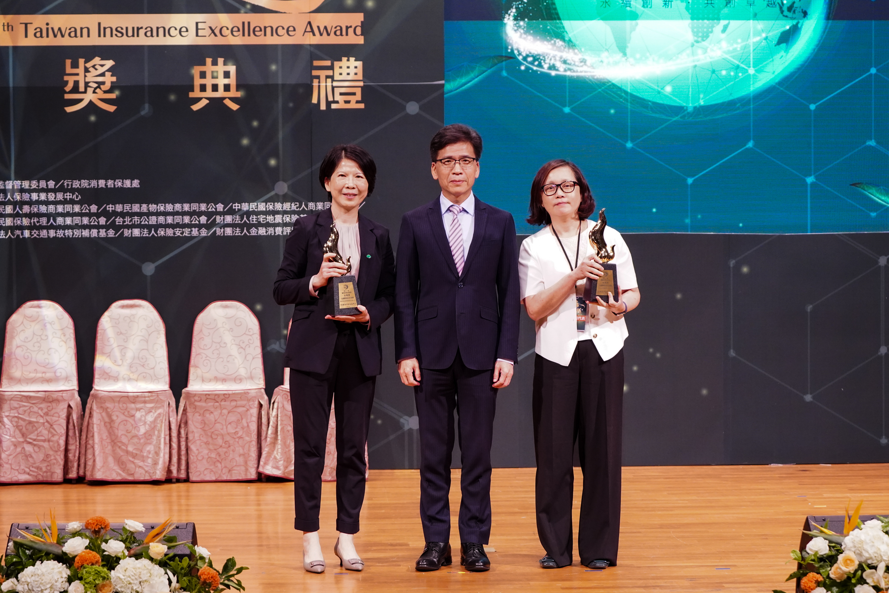 金管會彭金隆主委與公益關懷專案企畫卓越獎金質獎得主合影