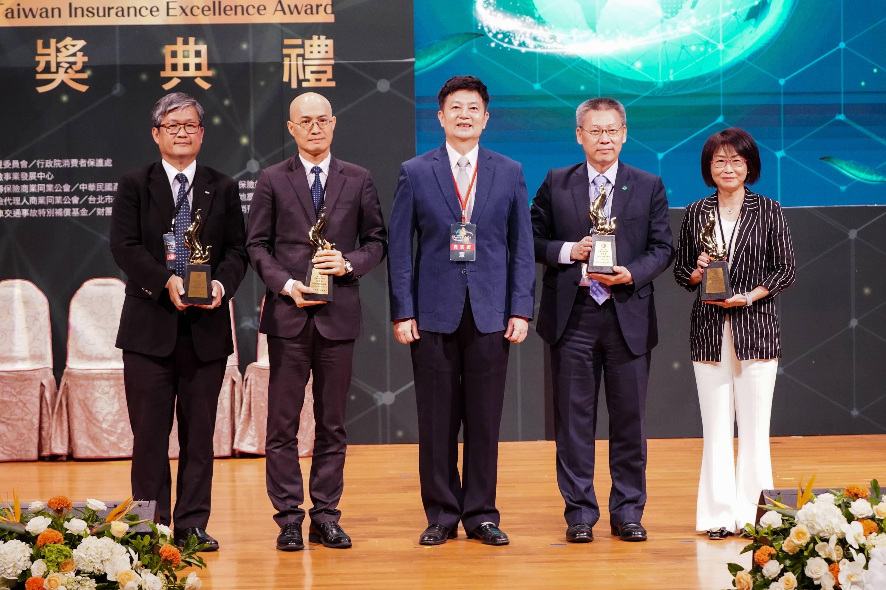 壽險公會陳慧遊理事長與3項政策獎金質獎得主合影
