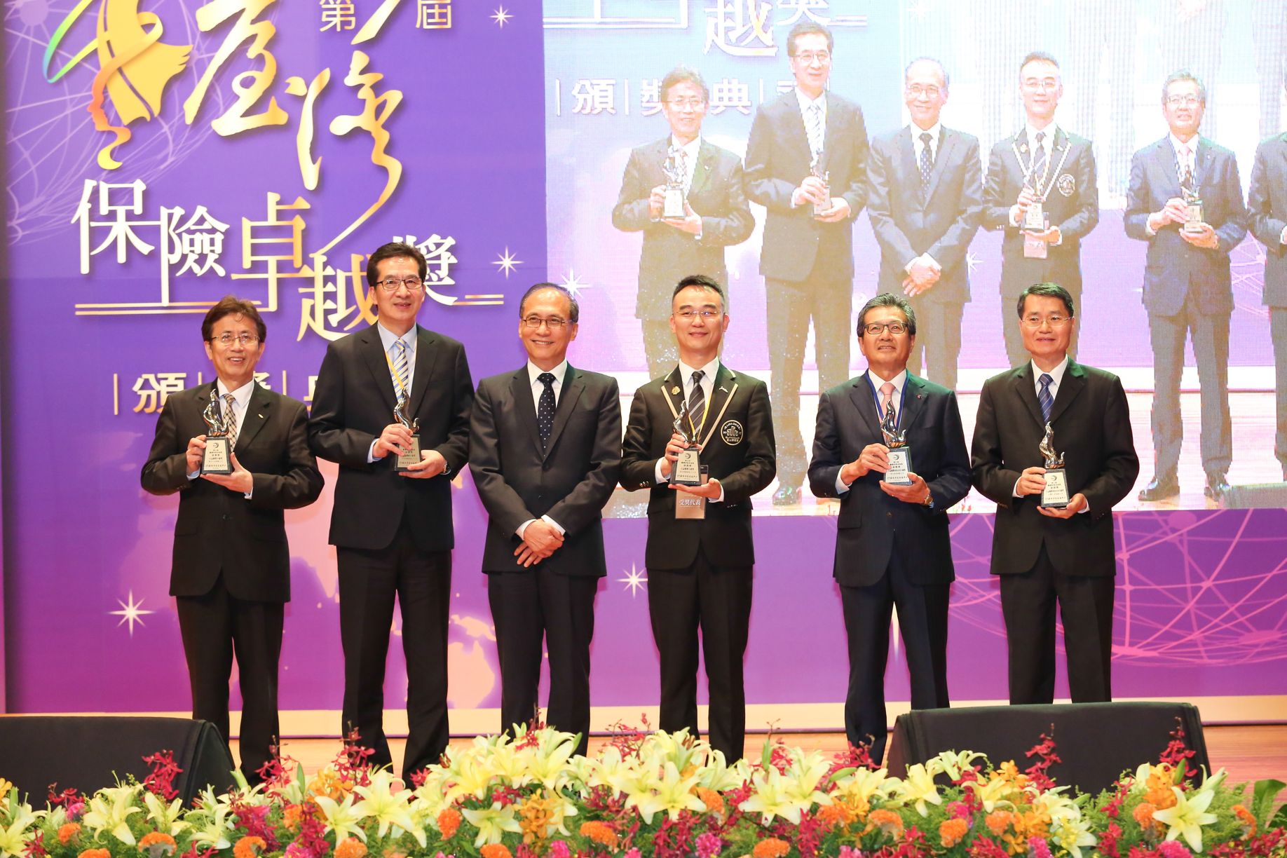 行政院林全院長頒發公益關懷卓越獎暨公益關懷專案企畫卓越獎銀質獎