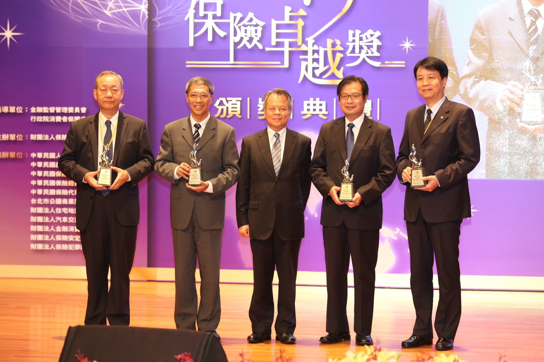 產險公會陳燦煌理事長頒獎政策推展獎銀質獎4住宅地震保險推展卓越獎5強制汽車責任保險推展卓越獎