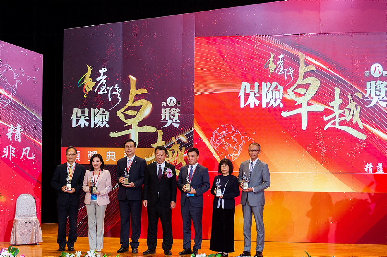 金管會顧立雄主委頒發公益關懷卓越獎暨公益關懷專案企畫卓越獎銀質獎