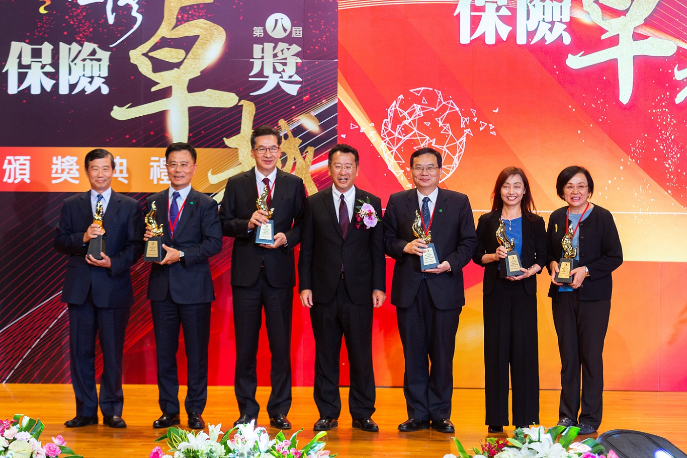 金管會顧立雄主委頒發公益關懷卓越獎暨公益關懷專案企畫卓越獎金質獎