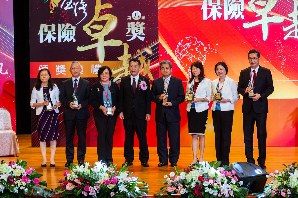 金管會顧立雄主委頒發保戶服務卓越獎暨保戶服務專案企畫卓越獎銀質獎