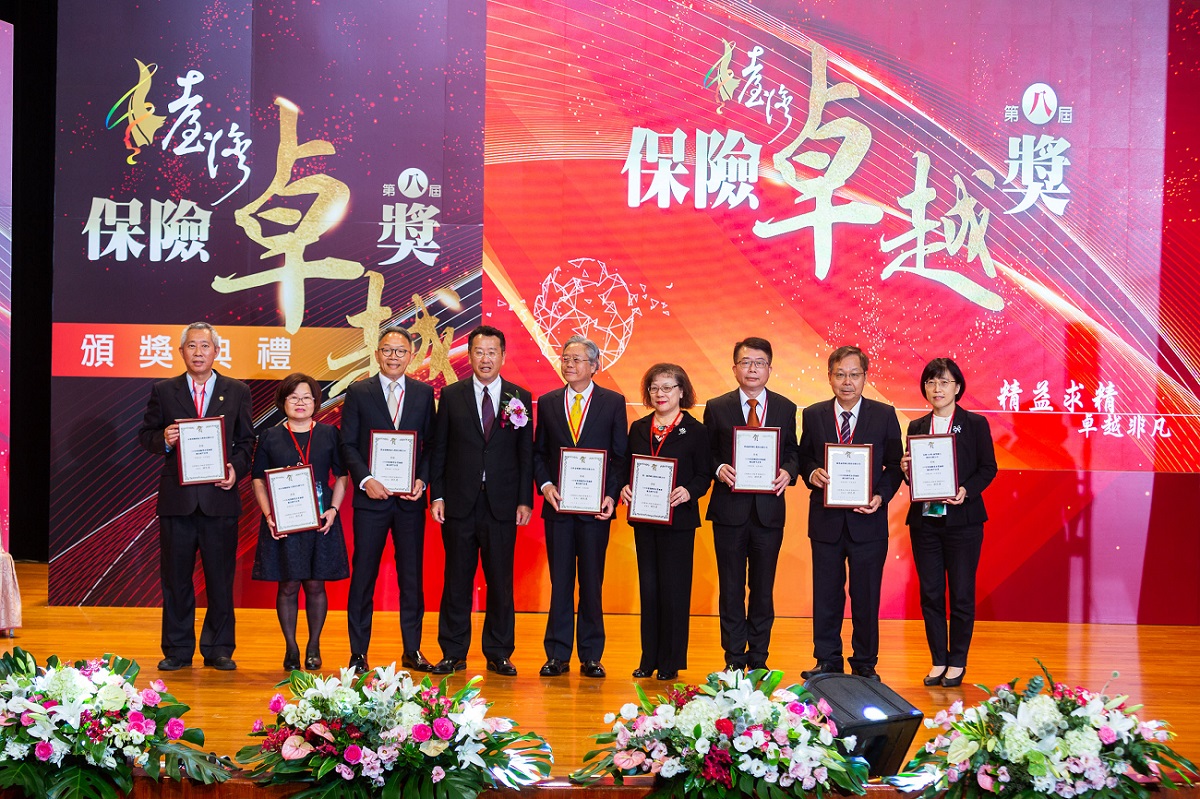 金管會顧立雄主委頒發表揚保險業加薪獎-保經代公司