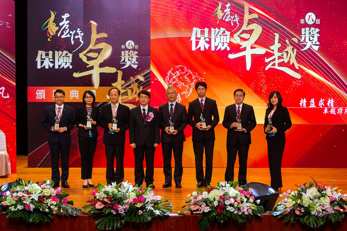 金管會張傳章副主委頒發人才培訓卓越獎暨人才培訓專案企畫卓越獎銀質獎