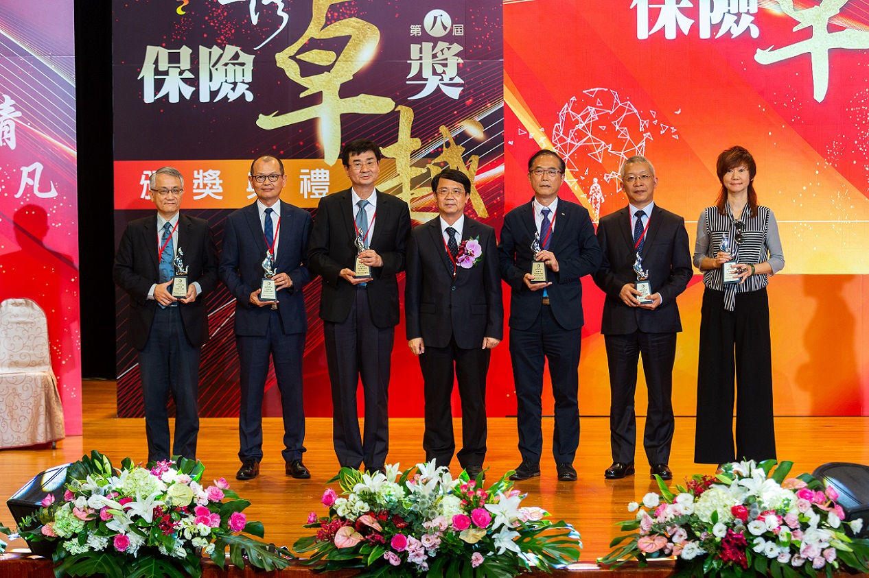 金管會張傳章副主委頒發資訊應用卓越獎銀質獎