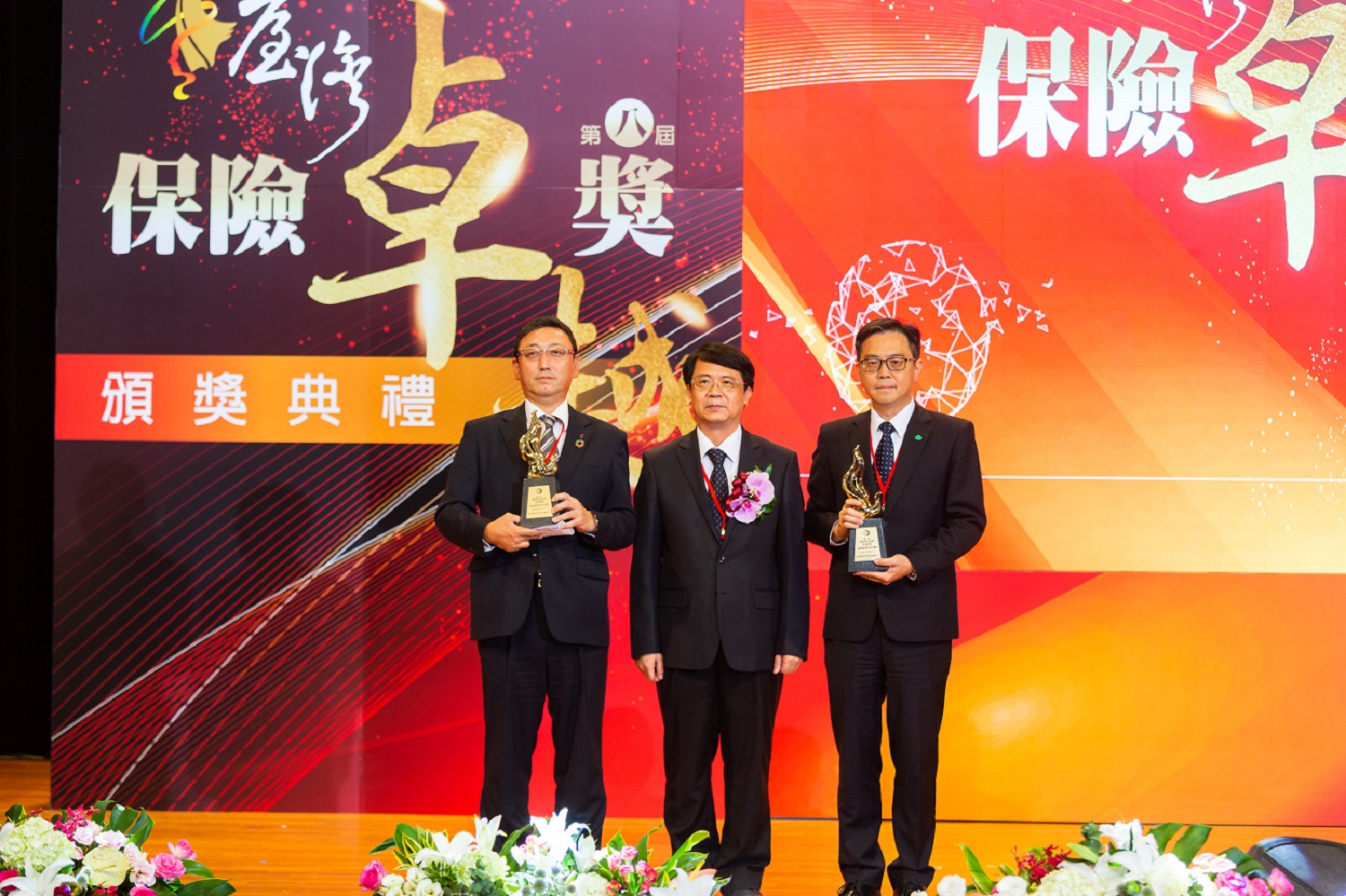 金管會張傳章副主委頒發商品創新專案企畫卓越獎金質獎