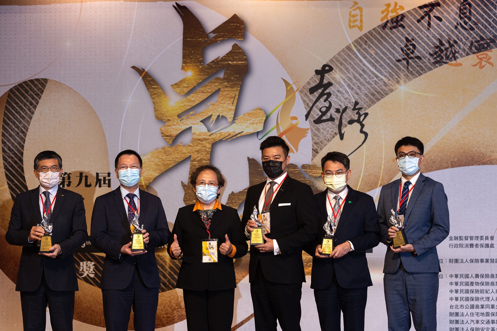 頒獎-金管會蕭翠玲副主委頒發人才培訓卓越獎銀質獎-