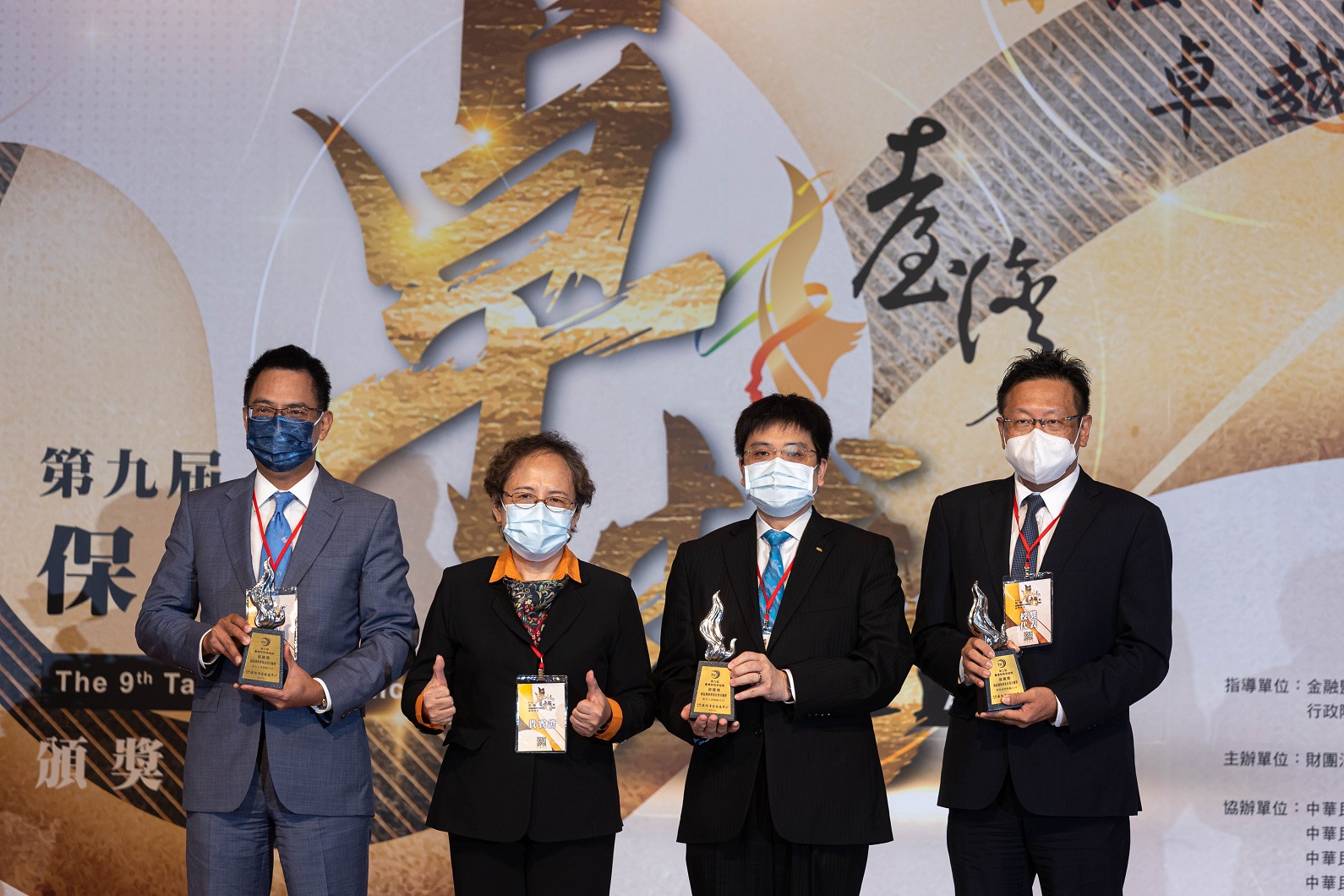 頒獎-金管會蕭翠玲副主委頒發商品創新專案企畫卓越獎銀質獎