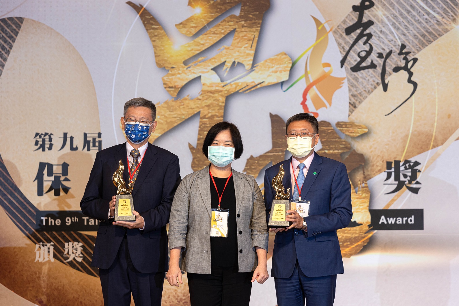 頒獎-金管會保險局施瓊華局長頒發風險管理卓越獎金質獎