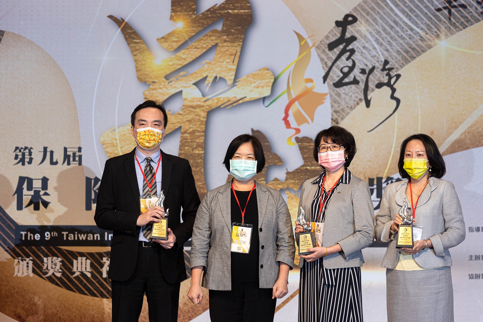 頒獎-金管會保險局施瓊華局長頒發風險管理專案企畫卓越獎銀質獎