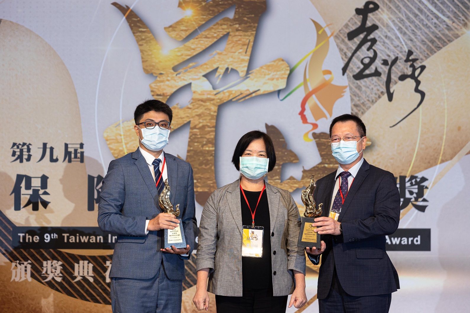 頒獎-金管會保險局施瓊華局長頒發風險管理專案企畫卓越獎金質獎