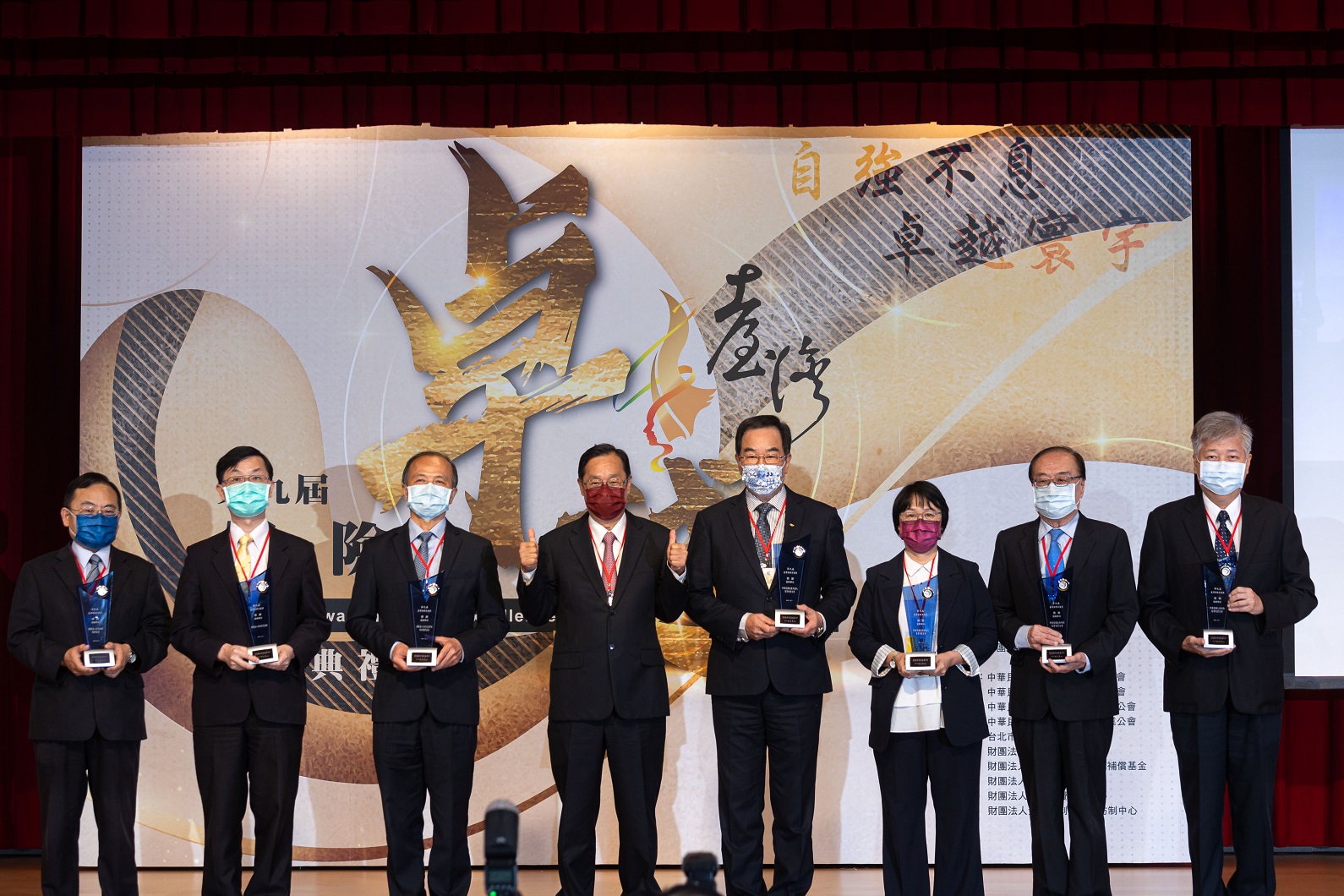 桂先農董事長致贈感謝獎座給協辦單位