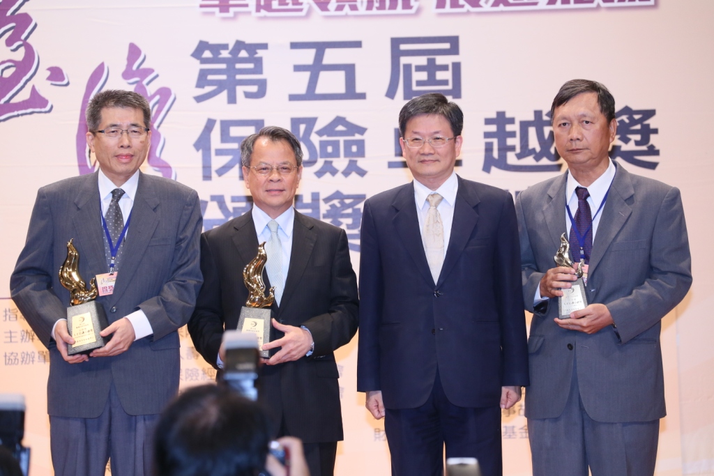 2013年第五屆保險卓越活動照片-頒發人才培卓越獎-產險組