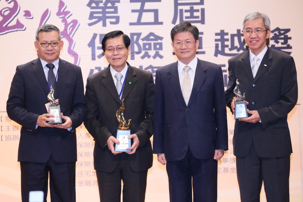 2013年第五屆保險卓越活動照片-頒發人才培卓越獎-壽險組