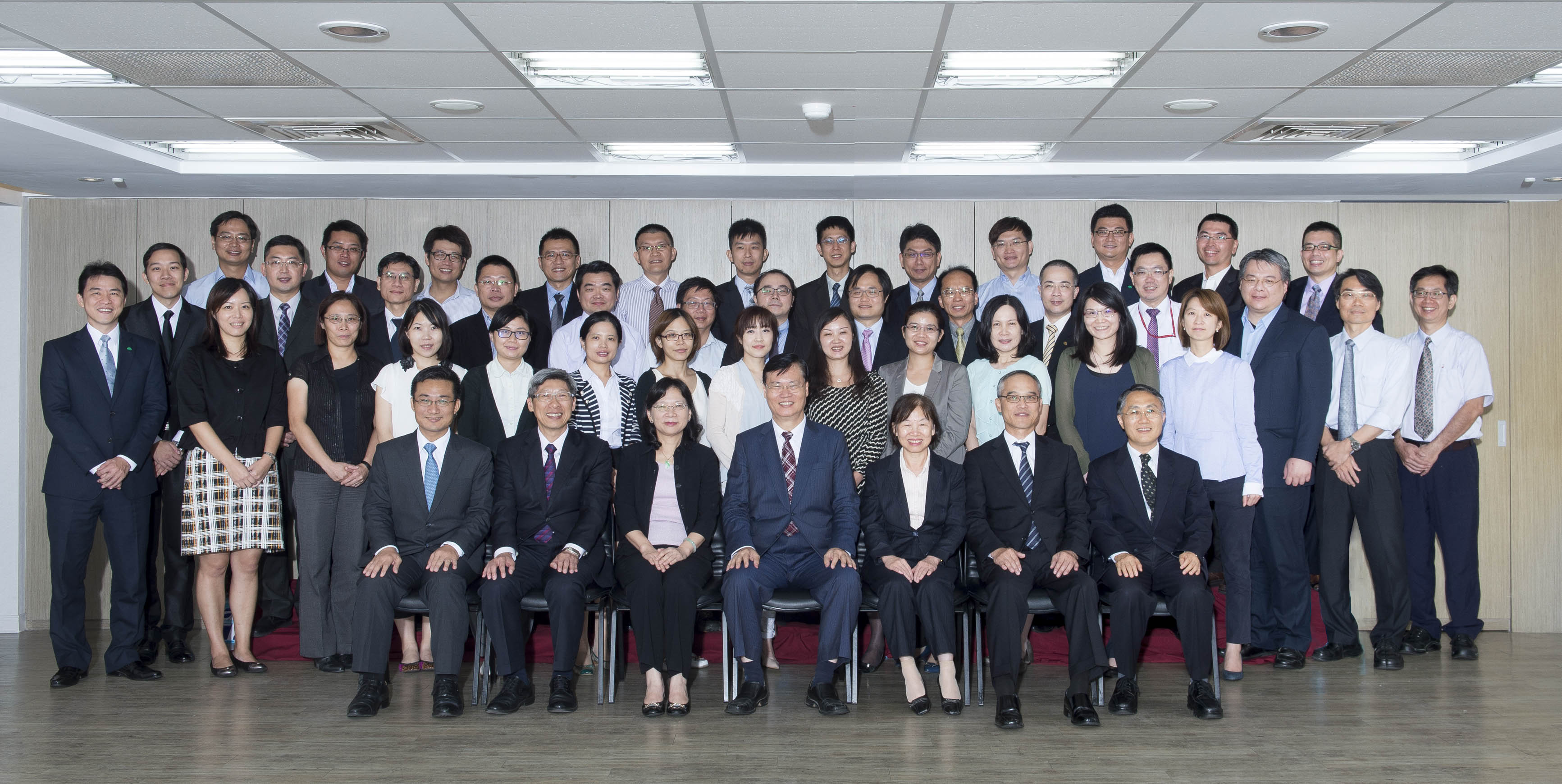 2016年保險業國際化菁英人才培訓班開訓典禮_丁主委與學員合影1