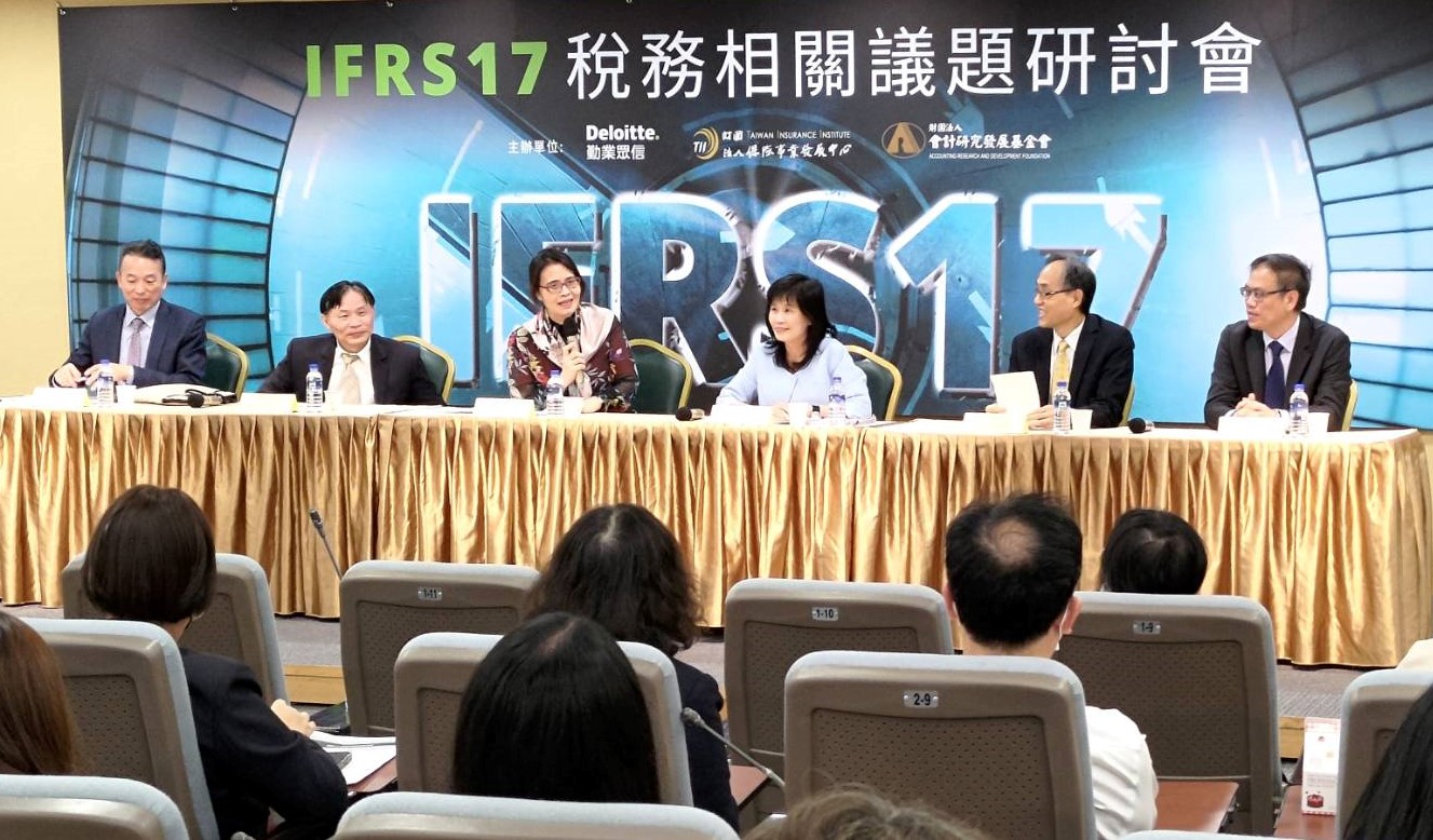 (左起)林旺生會計師、陳明進教授、王怡心董事長、宋秀玲署長、簡仲明董事長、陳惠明稅務會計師